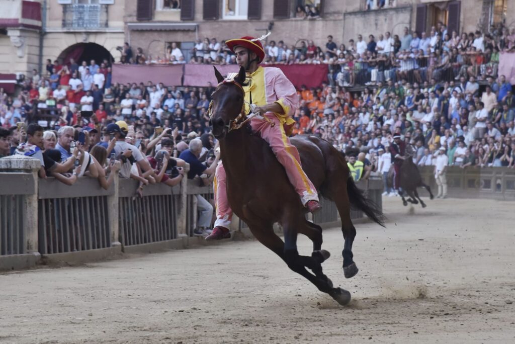 Siena il Valdimontone si aggiudica la prova generale del Palio di