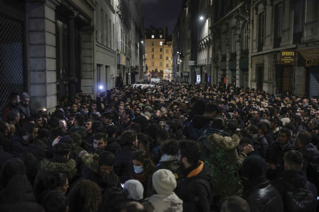 La comunità curda sotto choc e rabbia dopo il massacro di rue d’Enghien